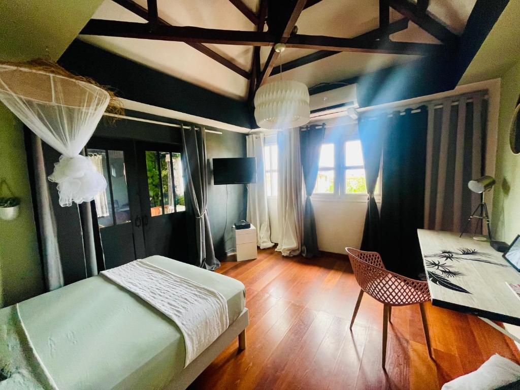 Postel nebo postele na pokoji v ubytování OASIS Suite