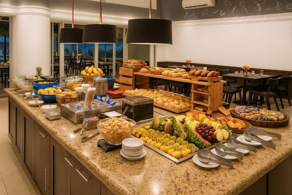 un buffet de fruits et légumes sur un comptoir dans l'établissement BOOK A FLAT Jardim Paulista em Hotel, à São Paulo