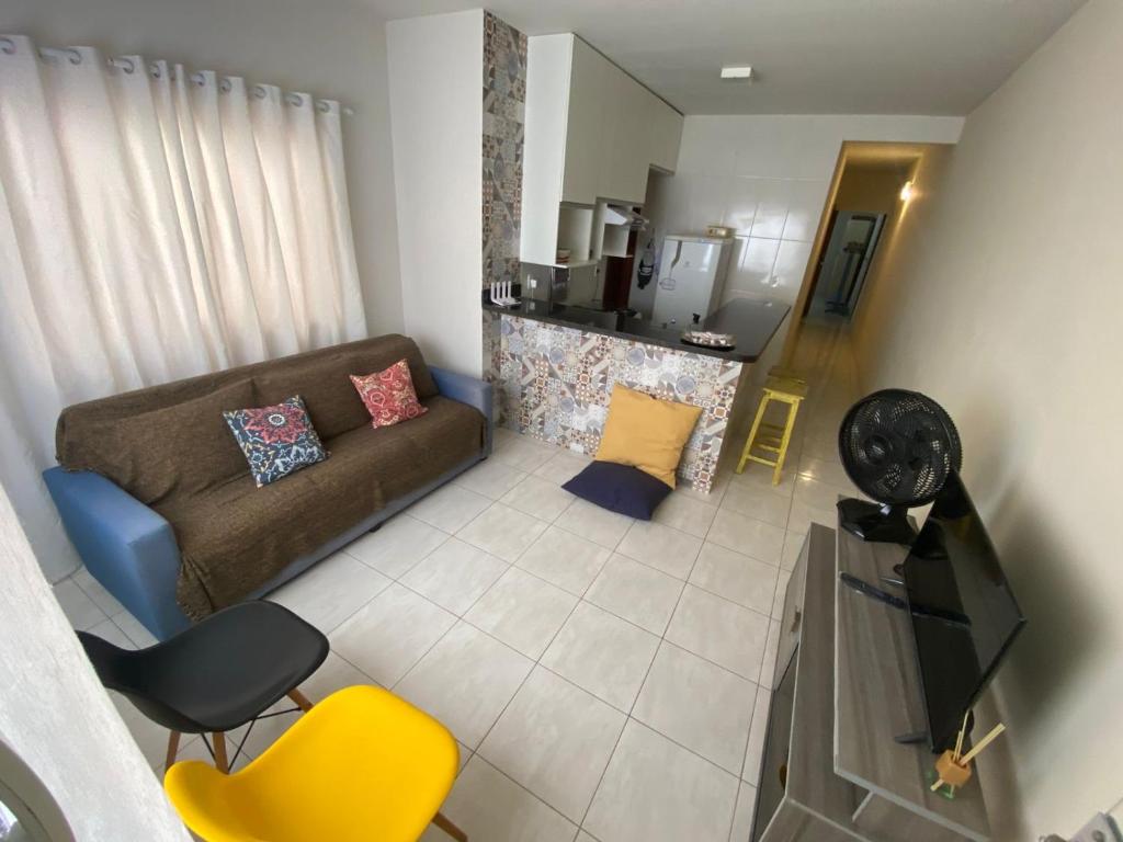 a living room with a couch and a kitchen at Apartamento Baixu 2 in Prado