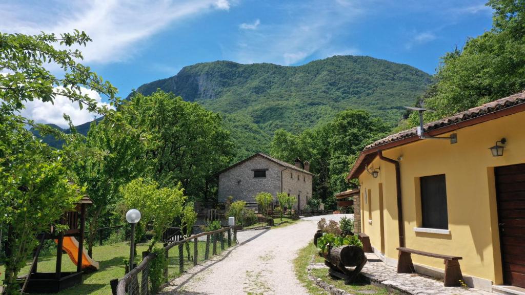 Nespecifikovaný výhled na hory nebo výhled na hory při pohledu z hotelu