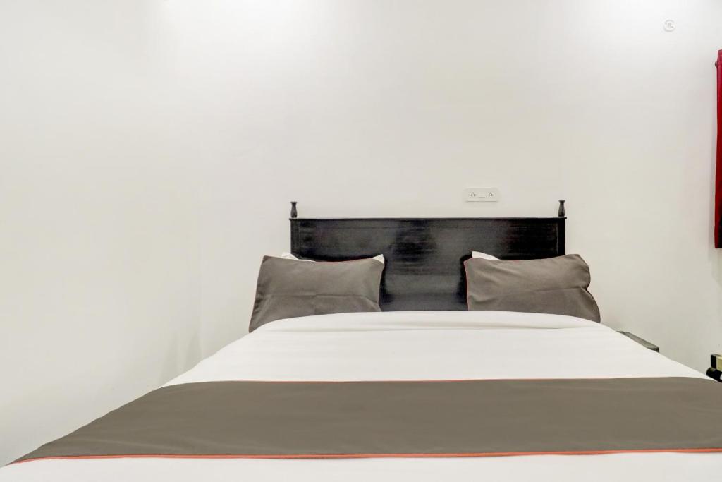 Postel nebo postele na pokoji v ubytování Hotel O BJ Residency