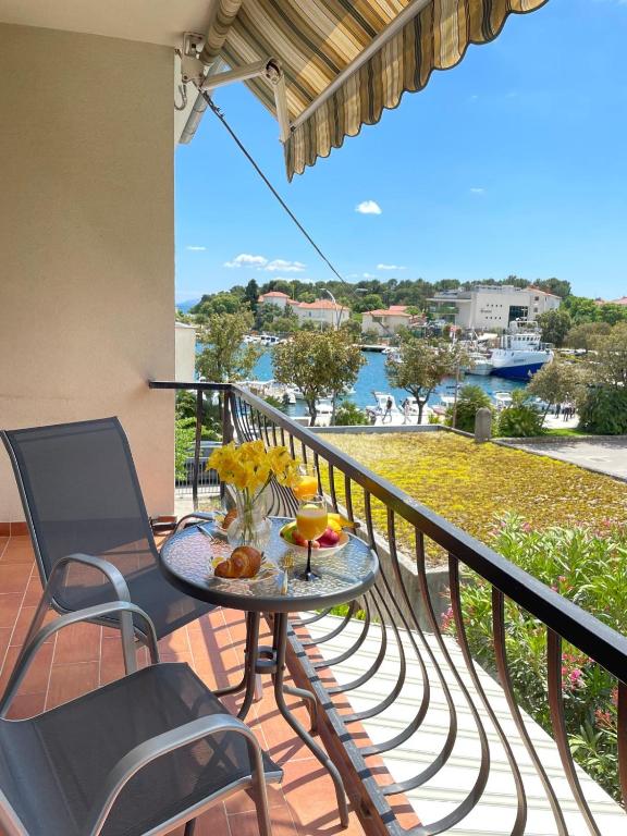 Apartment Krk Near The Sea With Garage