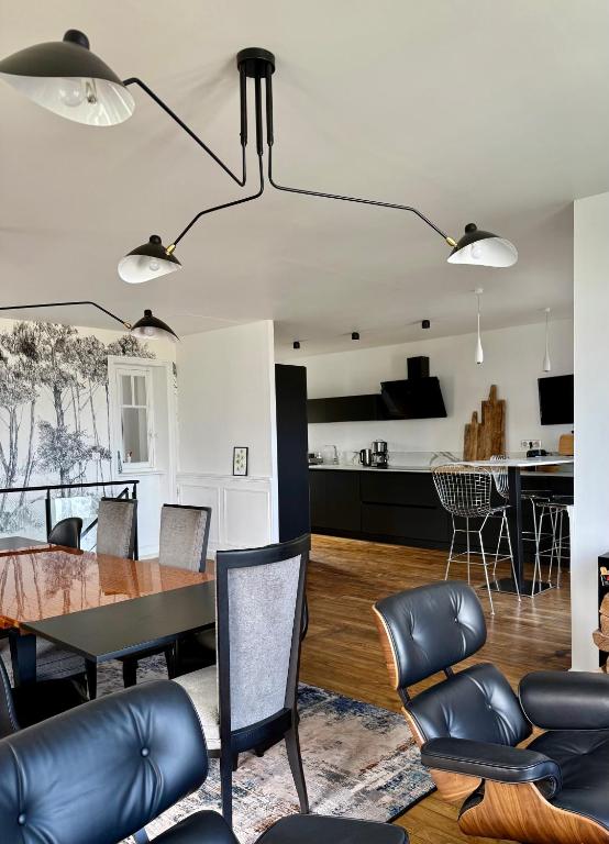 une salle à manger et un salon avec une table et des chaises dans l'établissement La villa Medusa, à Paimpol