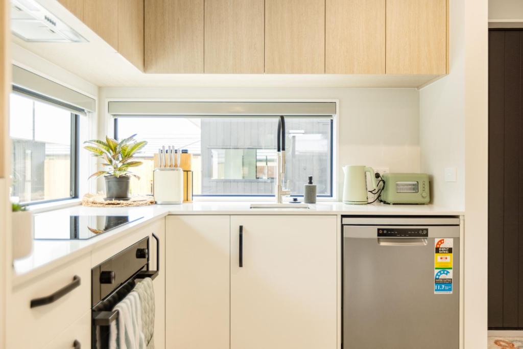 Brand New 3BR Home with Parking - Resim 18