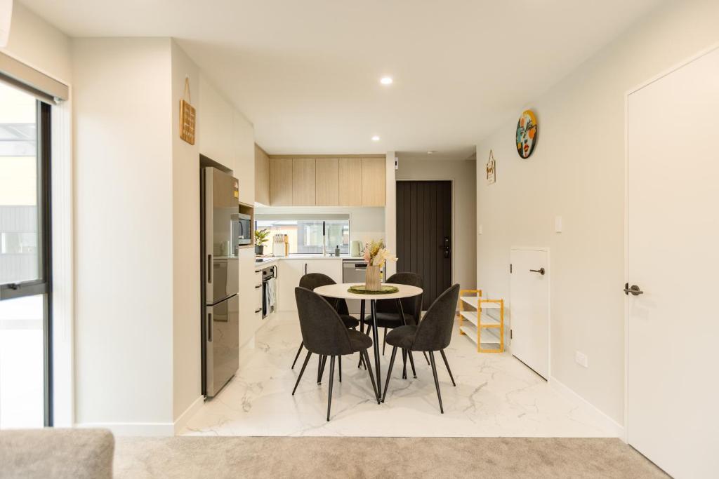 Brand New 3BR Home with Parking - Resim 17