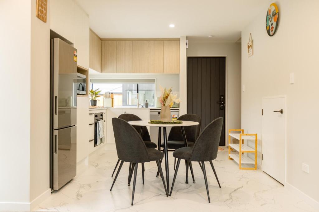 Brand New 3BR Home with Parking - Resim 13