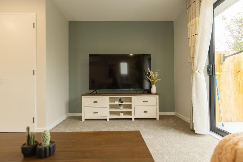 Brand New 3BR Home with Parking - Resim 16