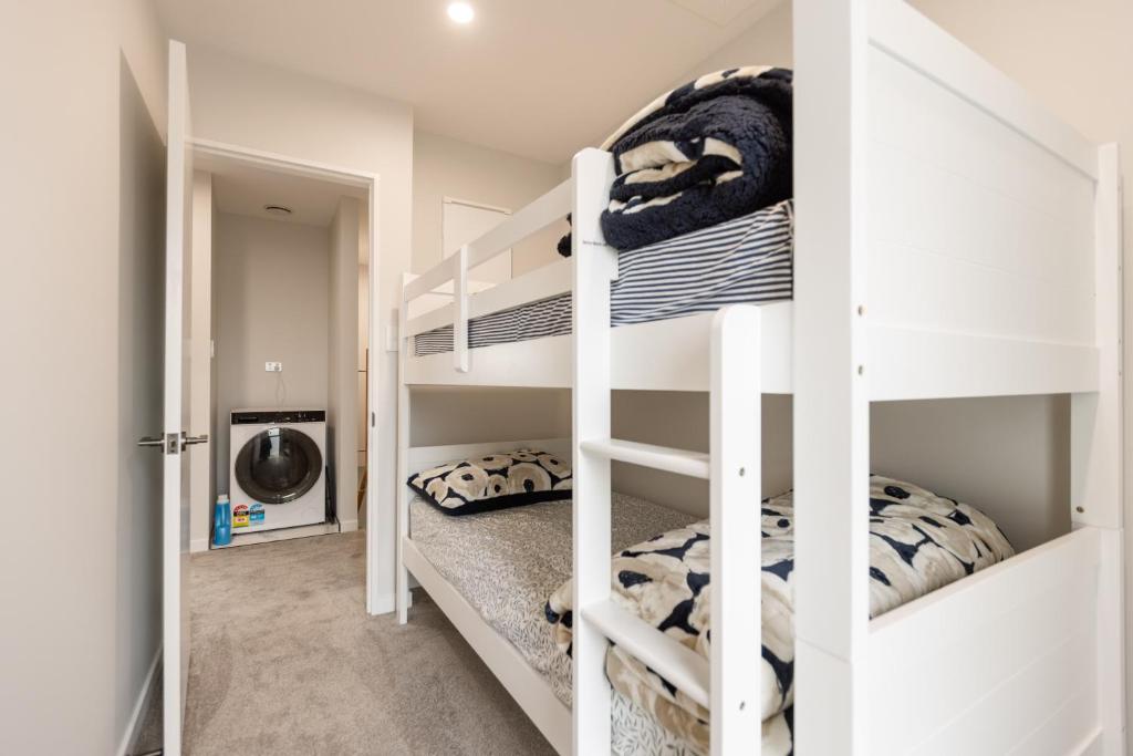 Brand New 3BR Home with Parking - Resim 7