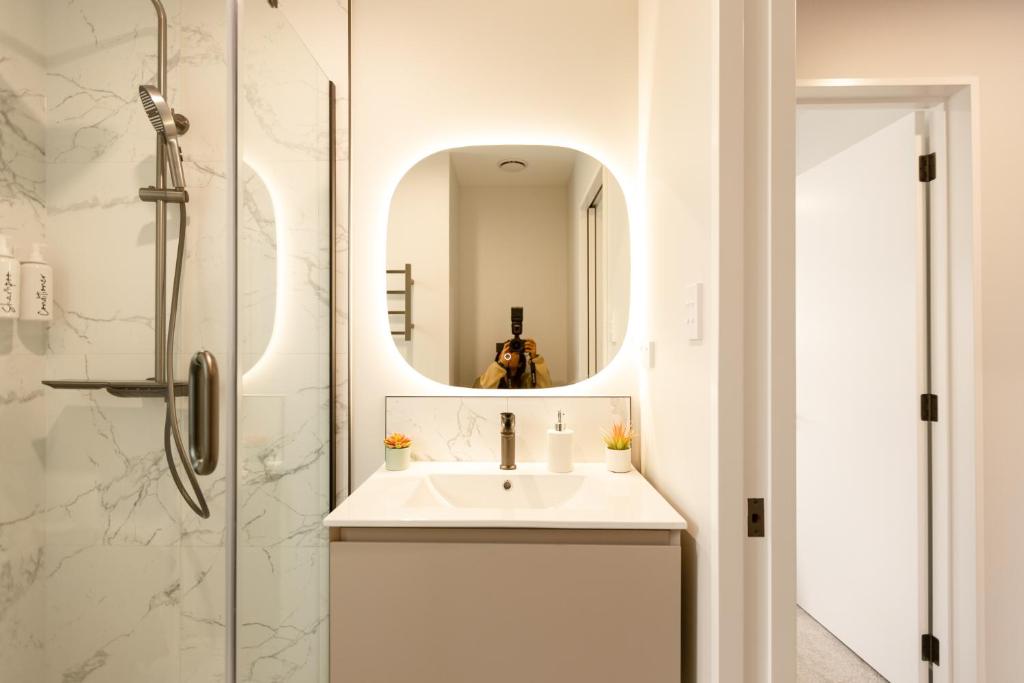 Brand New 3BR Home with Parking - Resim 24