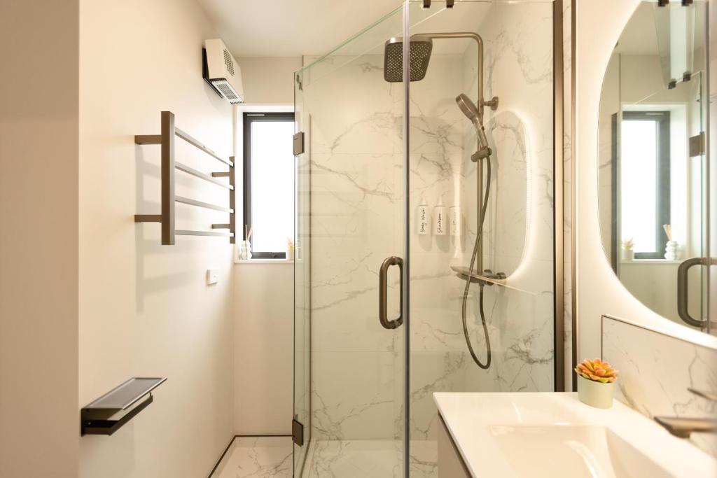 Brand New 3BR Home with Parking - Resim 23