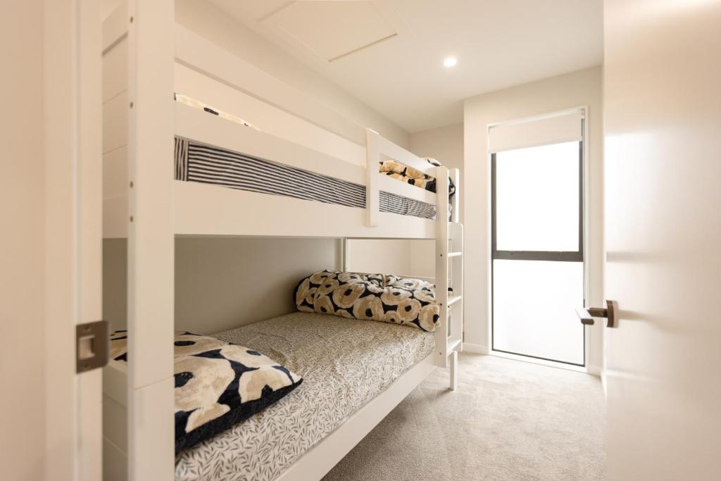 Brand New 3BR Home with Parking - Resim 2