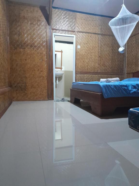 テテバトゥにあるTetebatu Indah Homestayのベッドルーム(ベッド1台、鏡付)
