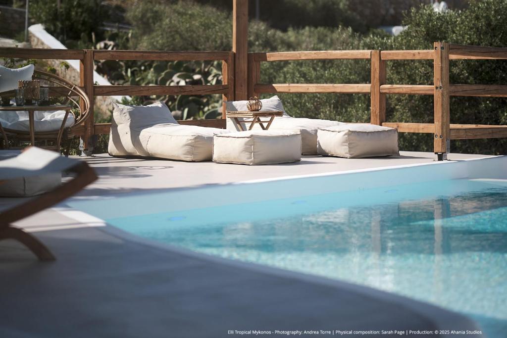 Bazén v ubytování ELLI TROPiCAL LUXURY SUITES SUNSET-INFINITY POOL- SEA SIDE-NEAR CENTER PARKING nebo v jeho okolí