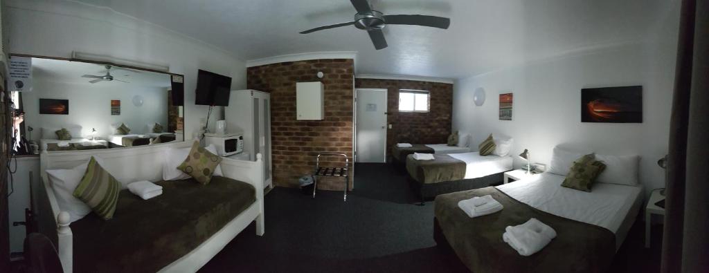 Postel nebo postele na pokoji v ubytování Coomera Motor Inn