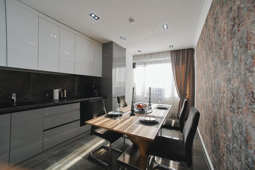 Luxury 2BR Penthouse with City Views in City Center - Grand Stay ...