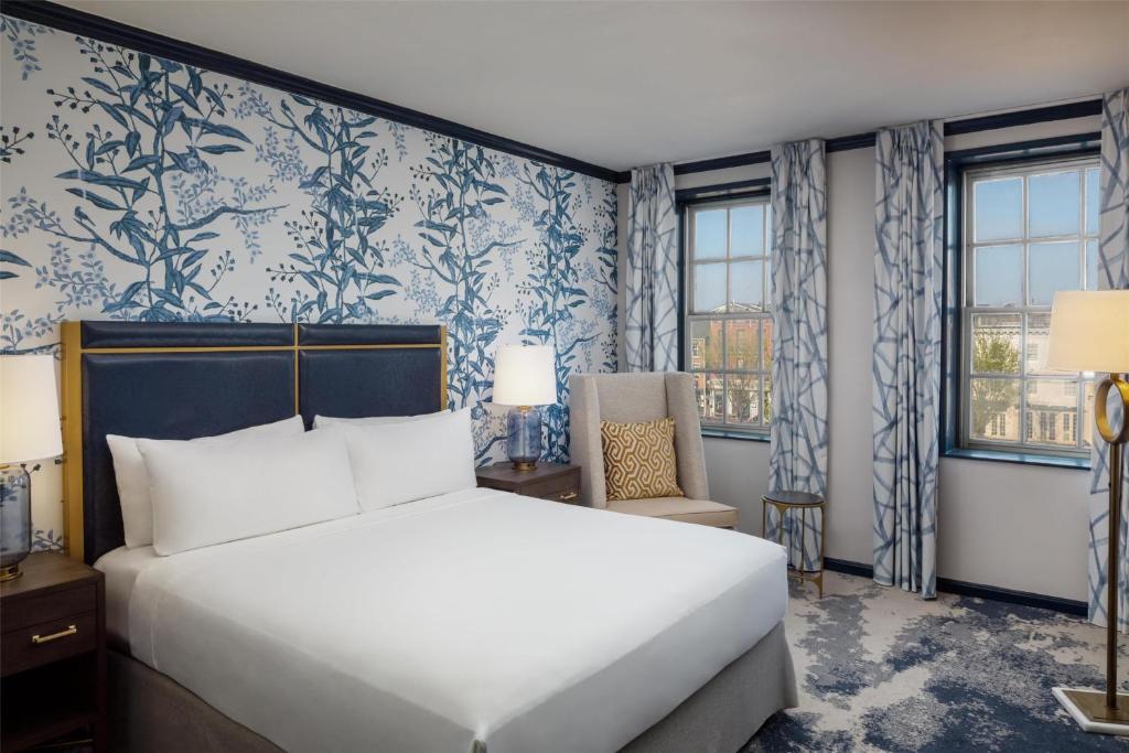 Postel nebo postele na pokoji v ubytování The William Fell Baltimore, Tapestry Collection by Hilton