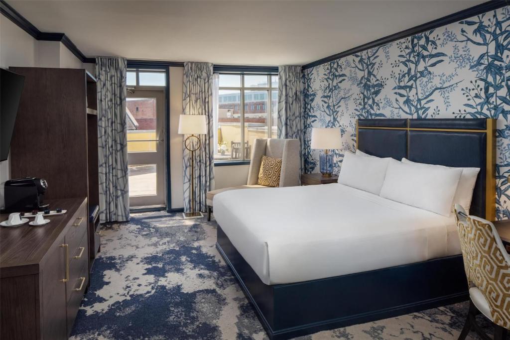 Postel nebo postele na pokoji v ubytování The William Fell Baltimore, Tapestry Collection by Hilton