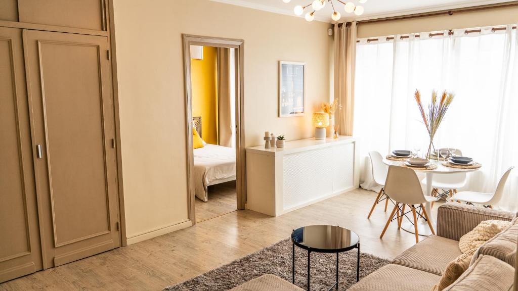 ein Wohnzimmer mit Sofa und Tisch in der Unterkunft T2 Cosy centre ville proche gare in Tourcoing