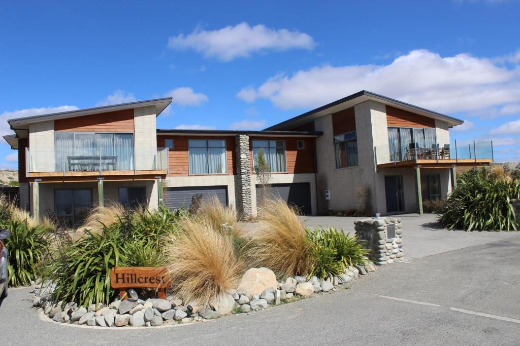 una casa con un estacionamiento delante de ella en Hillcrest Lodge B - Lake Tekapo, en Lake Tekapo