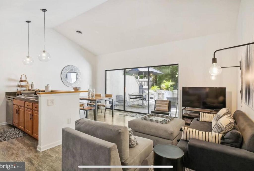 Μια τηλεόραση ή/και κέντρο ψυχαγωγίας στο Beautiful Sea Colony Condo For 4