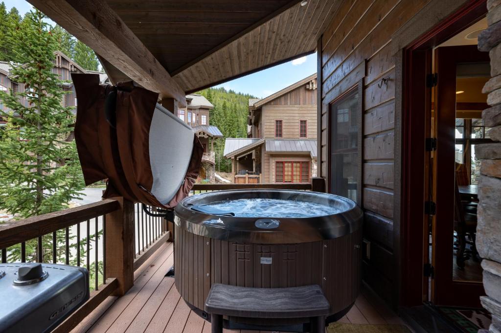 un jacuzzi en la terraza de una casa en Base Camp 490 Private Hot Tub, en Winter Park