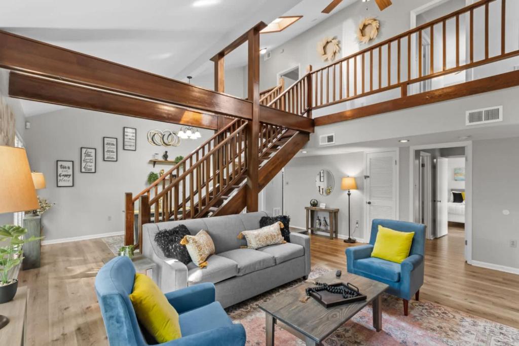ein Wohnzimmer mit einer Couch und zwei Sesseln in der Unterkunft Minutes from Tiger Stadium South Campus Hideaway in Baton Rouge