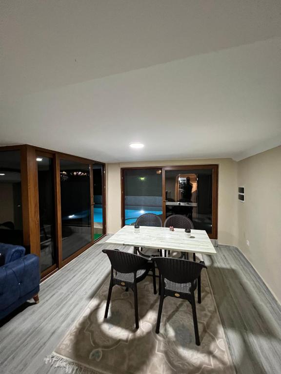 Posezení v ubytování Müstakil Alt Kat Havuzlu Villa