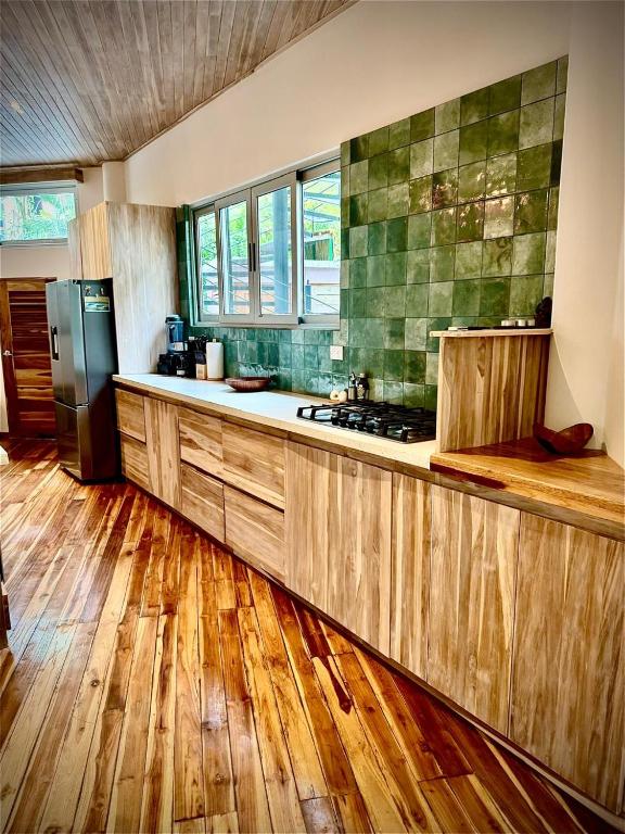 Kuchyň nebo kuchyňský kout v ubytování Iluminar Beachfront Suites