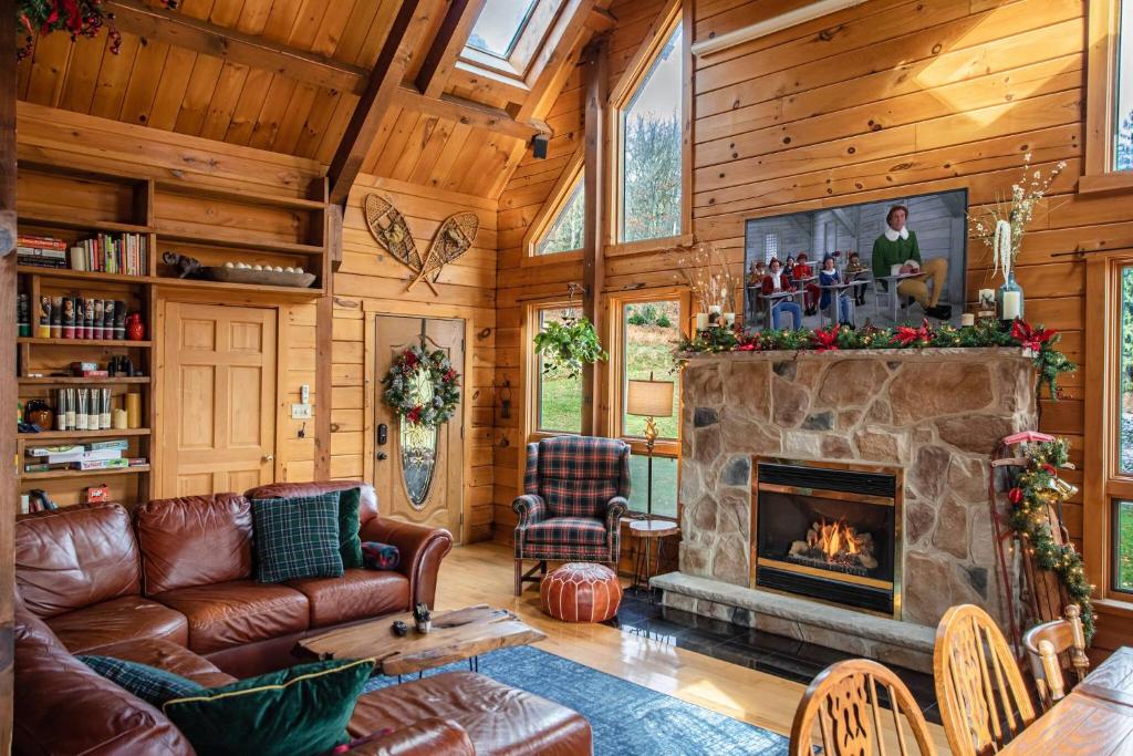 Гостиная зона в Rustic Ridge Log Cabin: Hot Tub, Games, Views!