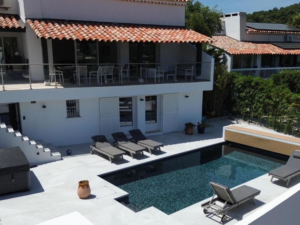 un'immagine di una casa con piscina di Villa les Oiseaux a La Garonnette-Plage
