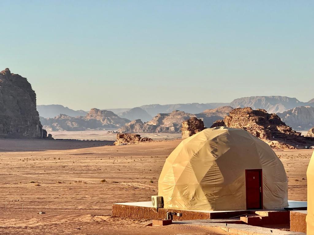 een tent midden in de woestijn bij Wadi Rum NAJD Luxury Camp in Wadi Rum