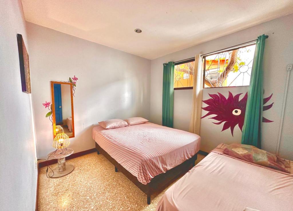 Postel nebo postele na pokoji v ubytování Stray Cat Hostel