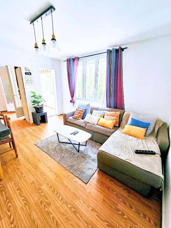 un salon avec un canapé et une table dans l'établissement Doudoute Family Home, à Perpignan