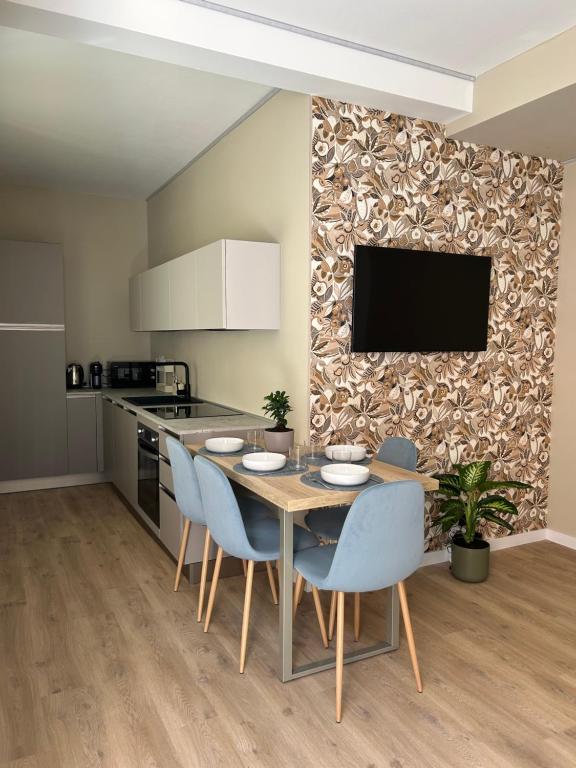 a kitchen and dining room with a table and chairs at Suite David appartamento in centro in Alba