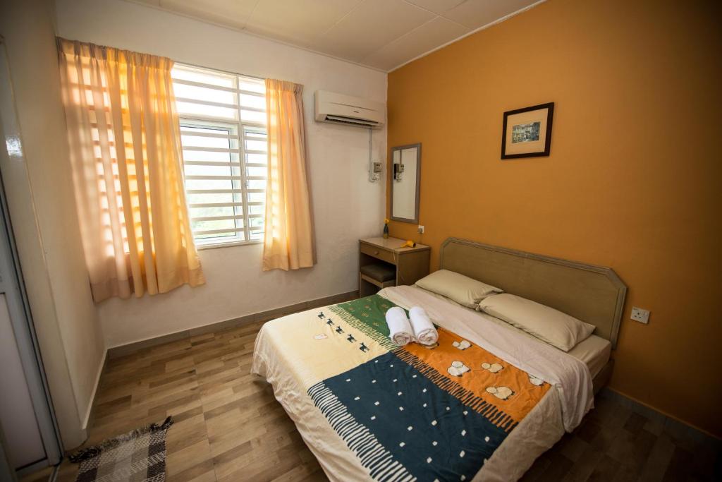 1 dormitorio con 1 cama con 2 toallas en Jean CleanComfy Apt Near Beach, en Batu Ferringhi