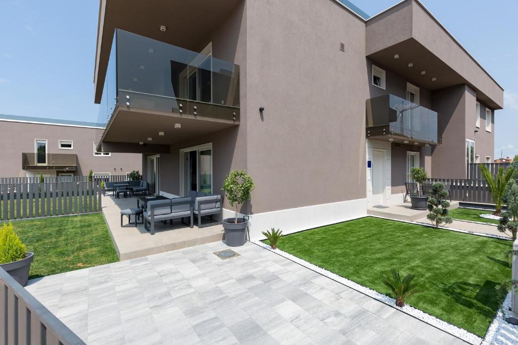 Apartments with parking space Porec - 24365