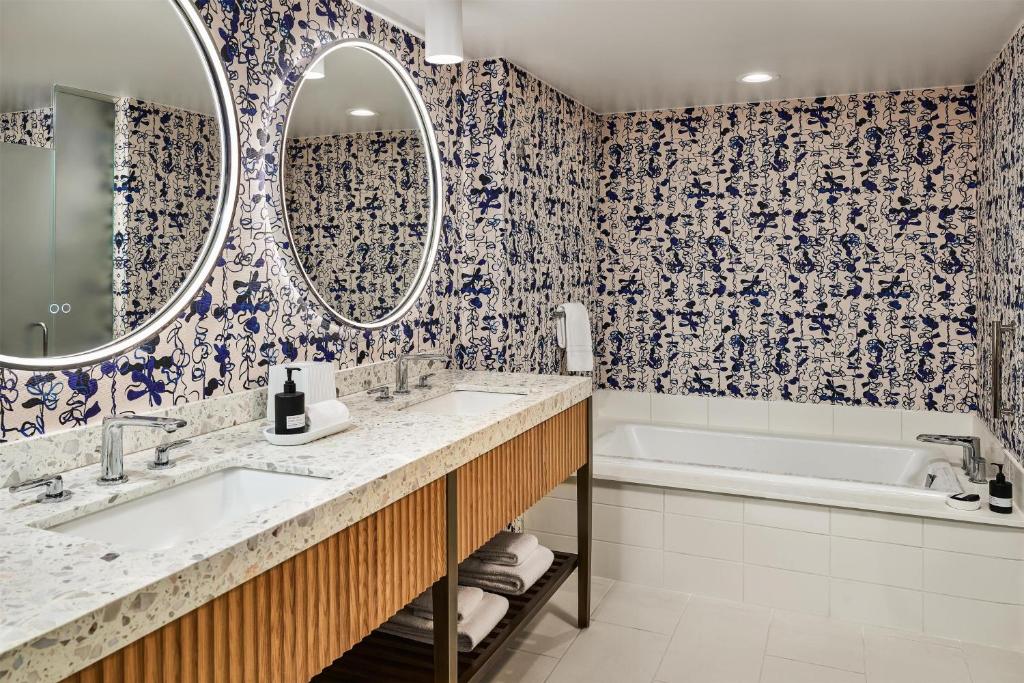 The Highland Dallas, Curio Collection by Hilton - 
