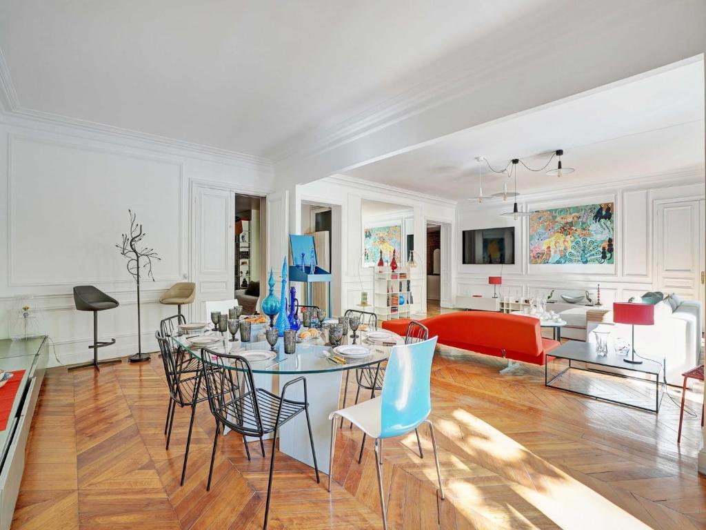 une salle à manger et un salon avec une table et des chaises dans l'établissement Charming apartment - 4BR -10P- Madeleine, à Paris