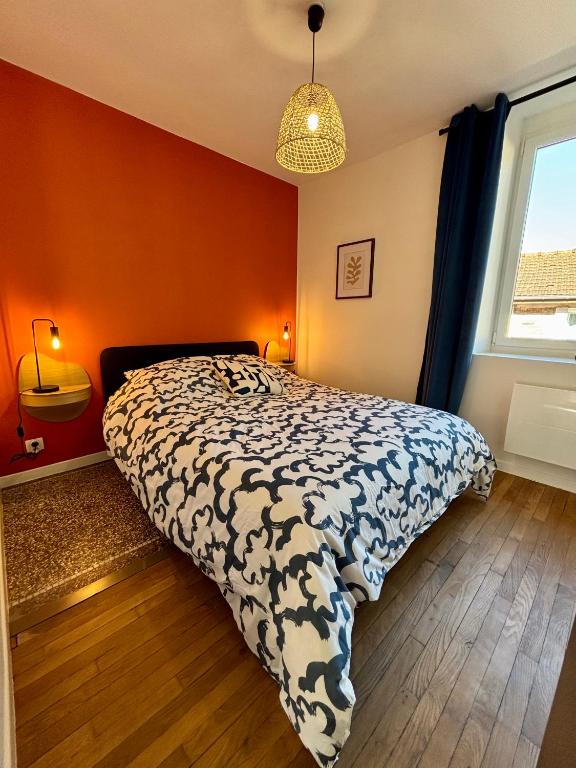 une chambre avec un lit et une fenêtre dans l'établissement Appartement centre ville - 4 personnes, à Saint-Dizier