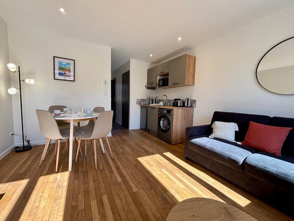 a living room with a couch and a table at Appartement centre ville - 4 personnes in Saint-Dizier