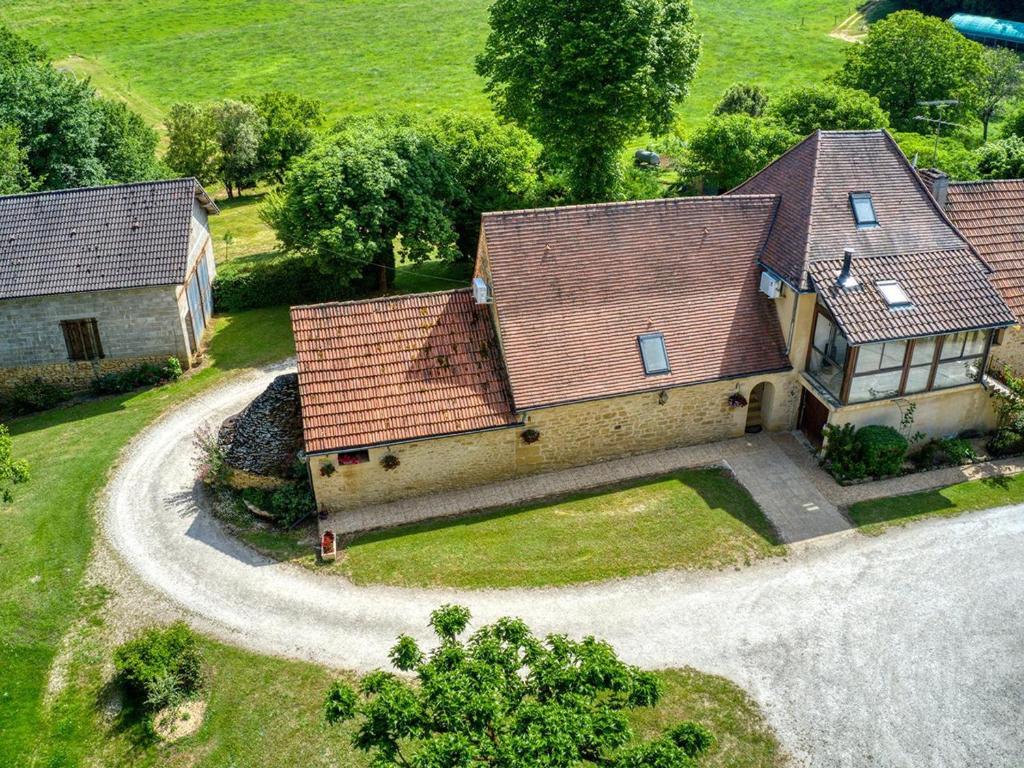 an overhead view of a large house with at Charmant gîte avec jardin, clim, wifi, proche Sarlat et rivière Dordogne, animaux bienvenus - FR-1-616-310 in Carlux