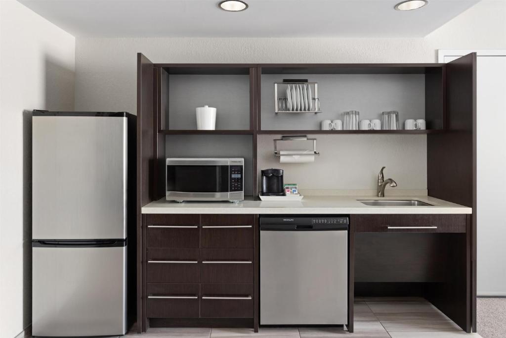 Kuchyň nebo kuchyňský kout v ubytování Home2 Suites Dover