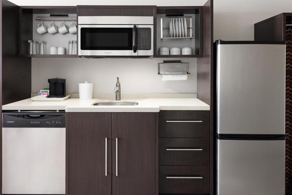 Kuchyň nebo kuchyňský kout v ubytování Home2 Suites Dover