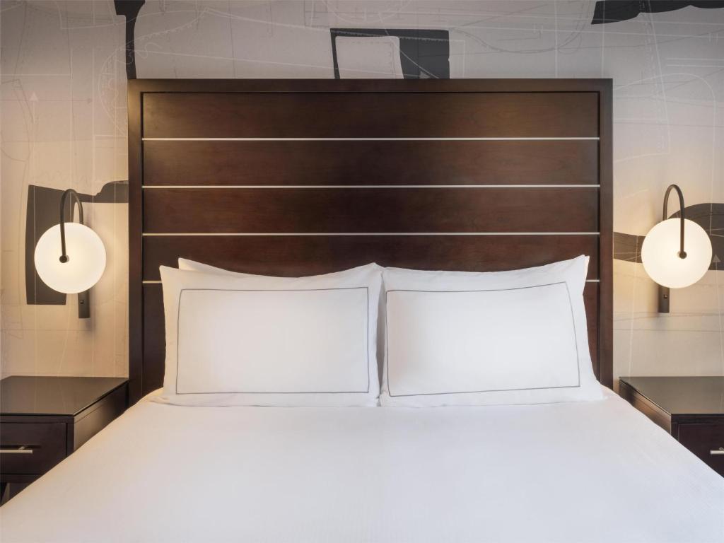 Cama ou camas em um quarto em Hilton New York Fashion District