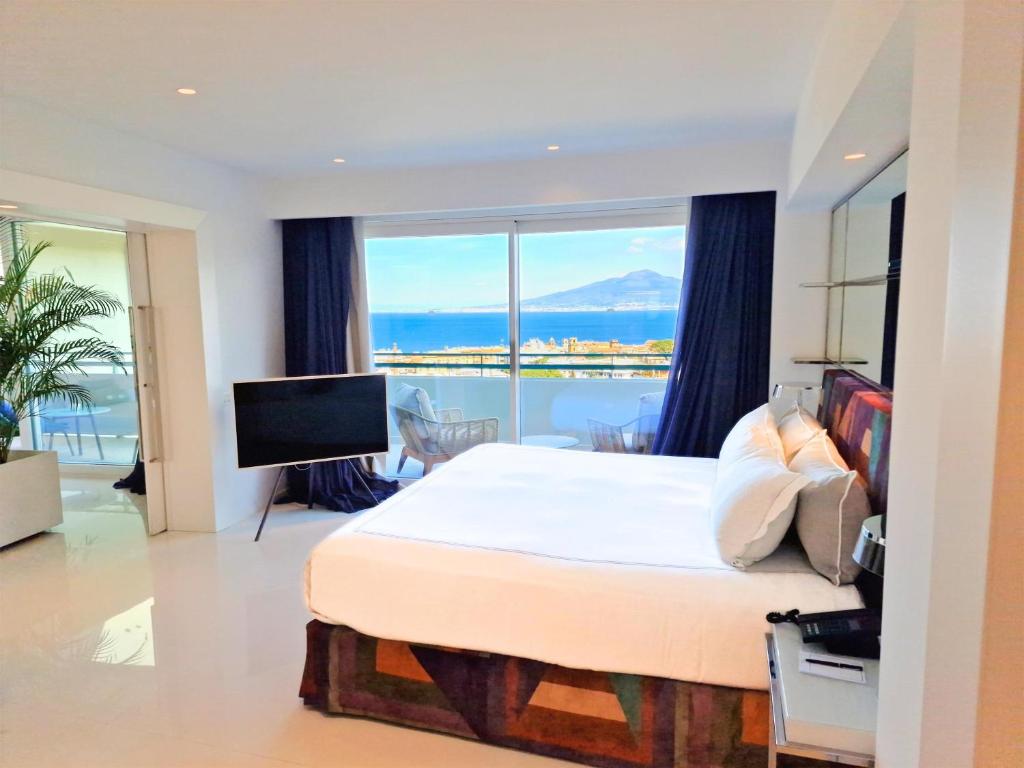 Postel nebo postele na pokoji v ubytování Hilton Sorrento Palace