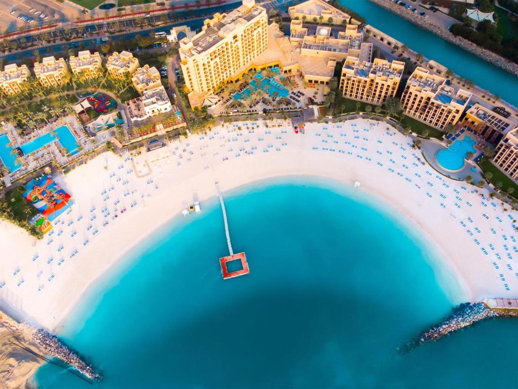 Bazén v ubytování DoubleTree by Hilton Resort & Spa Marjan Island nebo v jeho okolí
