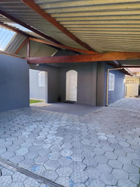an empty building with a roof and a door at Casa Aconchego Serrano in Campos do Jordão