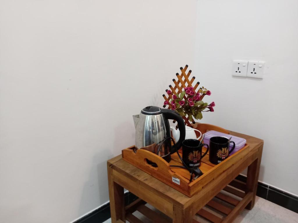 Příslušenství pro přípravu čaje a kávy v ubytování Sigiriya Danu Homestay