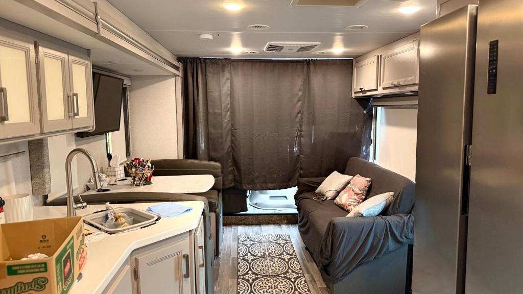 Kuchyň nebo kuchyňský kout v ubytování Private Cozy R/V , for your enjoyment