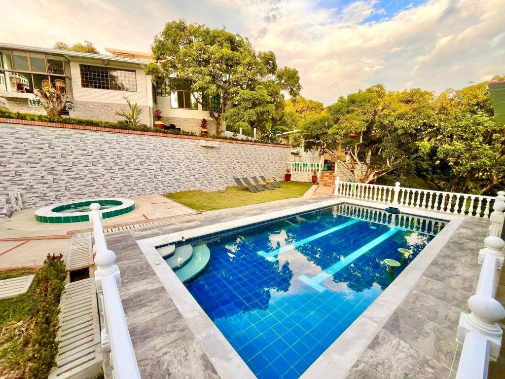 アナポイマにあるHermosa Finca en Anapoima Villa Esmeraldaの家の裏庭にあるプール